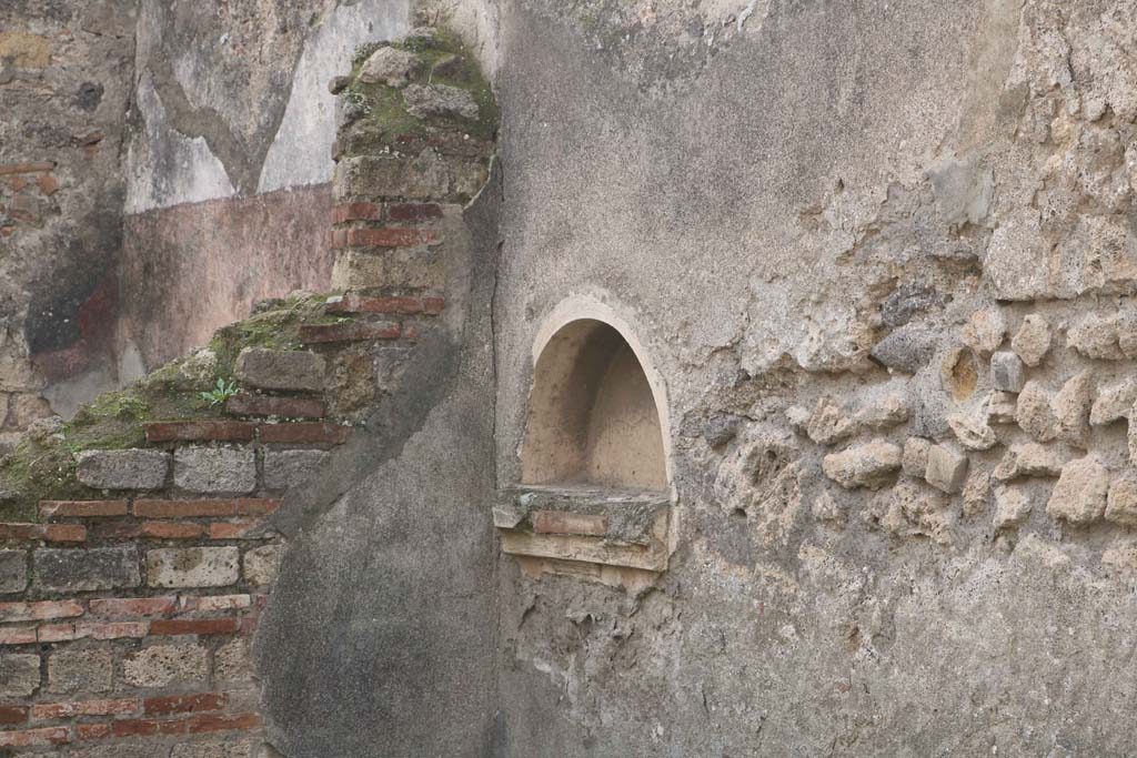 VII.12.15, Pompeii. December 2018. Niche in west wall. Photo courtesy of Aude Durand.