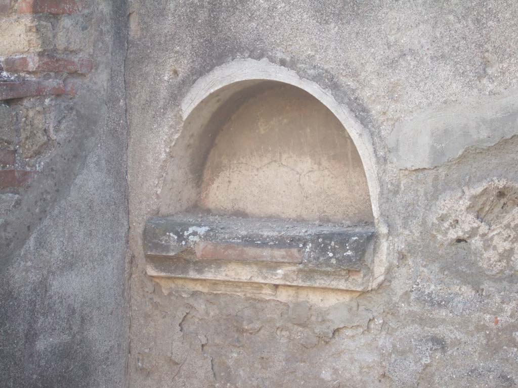 VII.12.15 Pompeii. September 2005. Niche.
According to Boyce, in the west wall of the bar-room was an arched niche with projecting floor. Below the niche was a stucco cornice.
See Boyce G. K., 1937. Corpus of the Lararia of Pompeii. Rome: MAAR 14. (p.71, no.320) 
