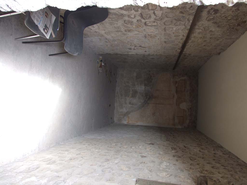 VII.12.20  Pompeii.  March 2009.  Corridor at top of staircase.  Looking east, with Doorways to Rooms 1 and 2.