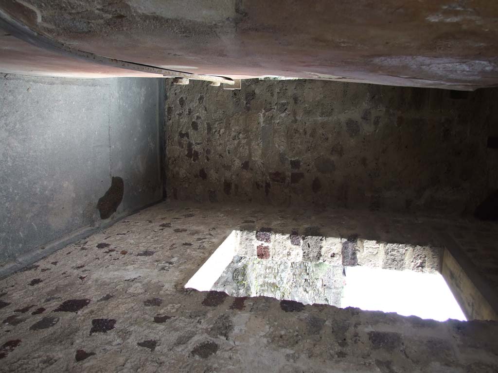 VII.12.20  Pompeii.  March 2009.  Door from Room 2 onto outer corridor.
