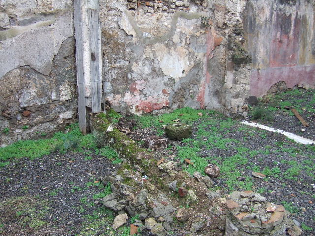 VII.12.26 Pompeii.  December 2005. Looking north from Portico area, to rear.