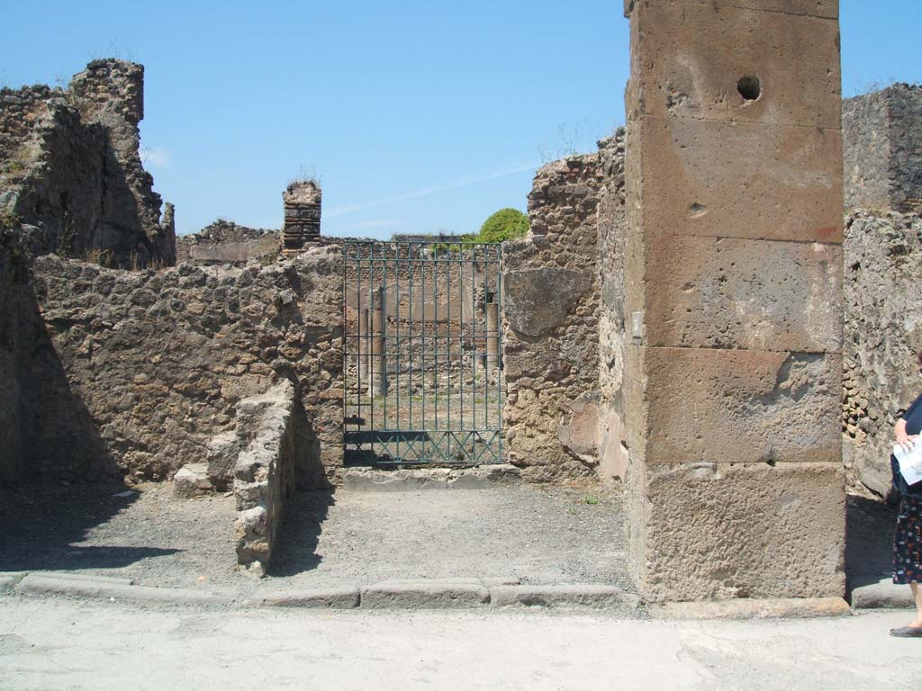 VII.13.2/3 Pompeii. May 2005. Looking north to entrance doorway. At the rear in the north wall is a doorway to the atrium of VII.13.4.