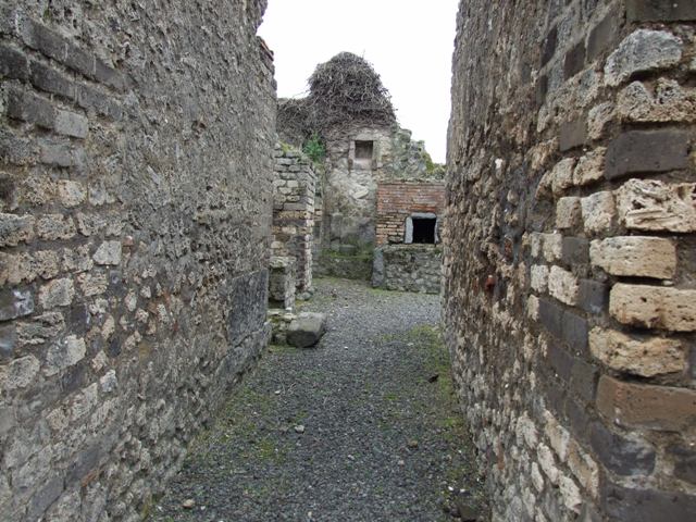 VII.14.5 Pompeii.  March 2009. Room 16.  Looking east and Upper floor.