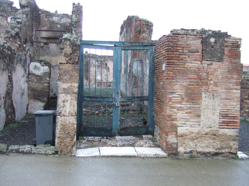 VII.14.5 Pompeii. December 2005. Looking north to entrance on Via dell’Abbondanza.