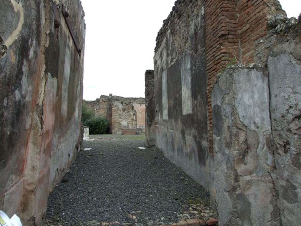 VII.14.5 Pompeii. March 2009. Looking north along entrance fauces towards atrium.