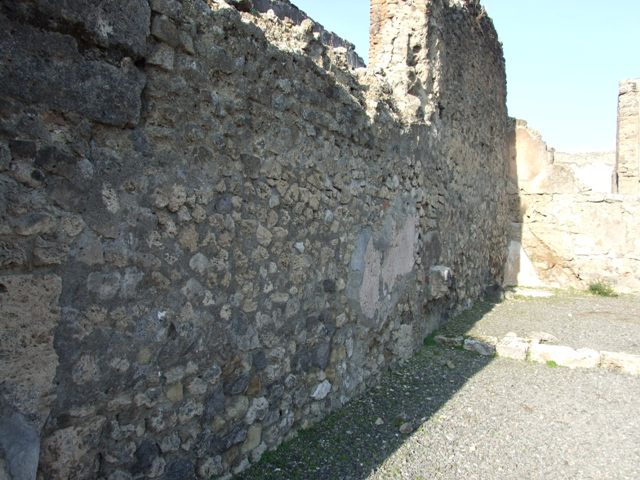 VII.14.6 Pompeii.  Shop.  West wall.  Remains of basin or tub in north west corner.