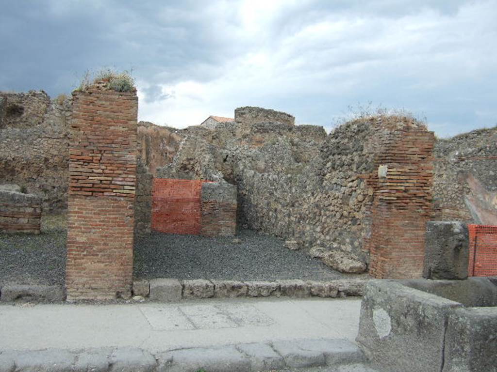 VII.14.13 Pompeii.May 2006. Looking north to entrance doorway on Via dell’Abbondanza.