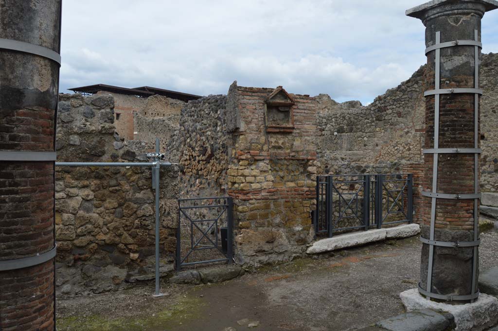 VII.16.6 Pompeii. March 2018. Looking north to narrow entrance and wider entrance at VII.16.7, with pilaster between.
Foto Taylor Lauritsen, ERC Grant 681269 DCOR.
