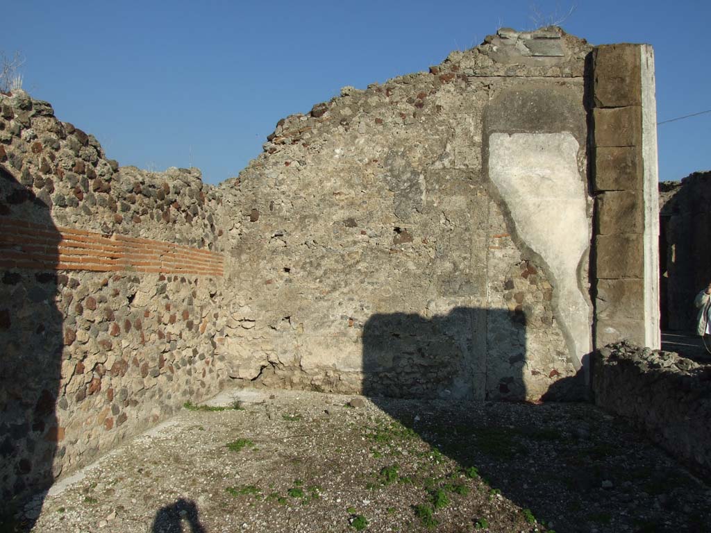 VII.16.13 Pompeii. December 2007. Room 8 on north side of tablinum, looking east.
