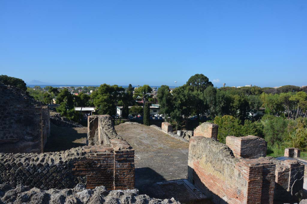 VII.15.2 Pompeii. October 2019. Looking west towards entrance doorway/corridor and into atrium, with view over Bay of Naples.
Foto Annette Haug, ERC Grant 681269 DCOR.

