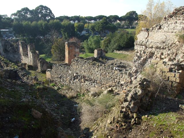 VII.16.16 walls and part of the garden of VII.16.17, looking down from VII.16.16. May 2006.

