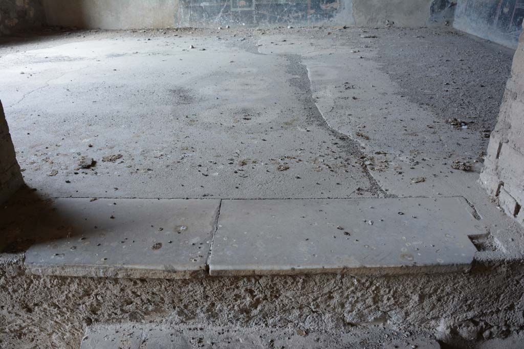 VII.16.22 Pompeii. October 2018. Room 44, lower doorway and step onto south side of flooring, from corridor 43.
Foto Annette Haug, ERC Grant 681269 DCOR.
