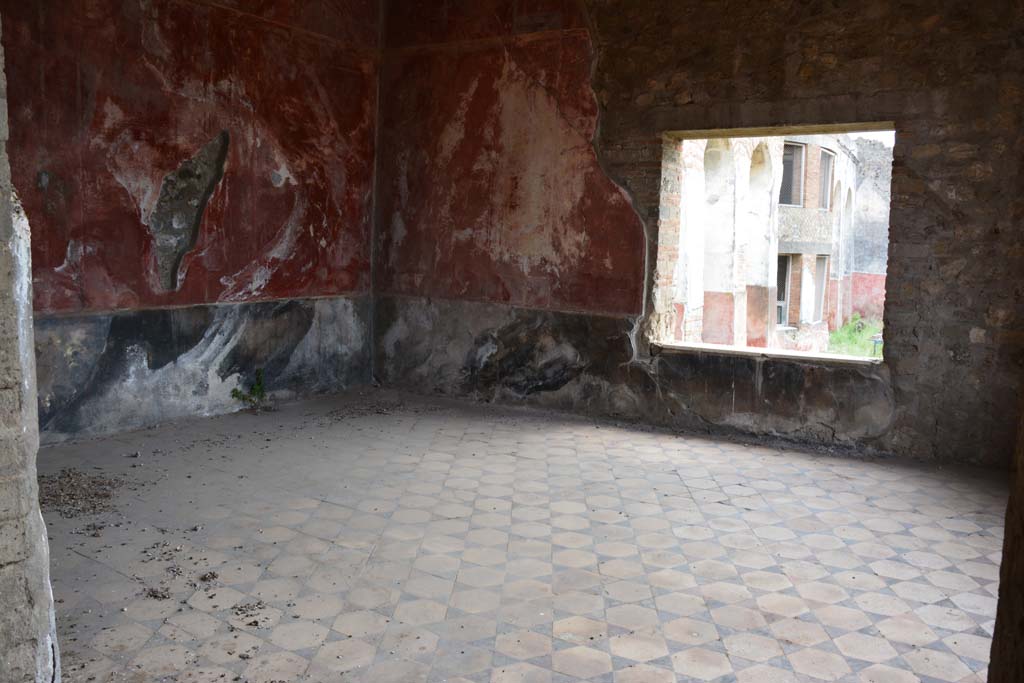 VII.16.22 Pompeii. October 2018.
Oecus 48, looking towards south-east corner and south wall with window towards hanging garden area.
Foto Annette Haug, ERC Grant 681269 DCOR.
