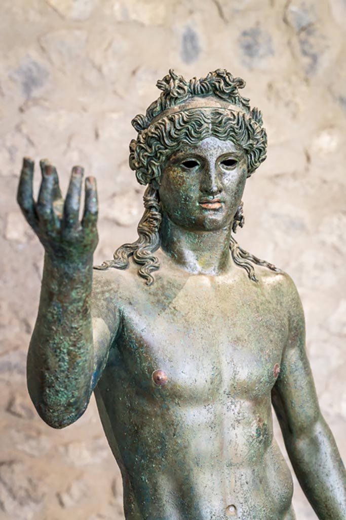 VII.16.17-22 Pompeii. January 2023. 
Oecus 62, detail of head and upper body of bronze Ephebus. Photo courtesy of Johannes Eber.

