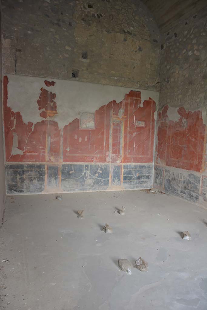 VII.16.22 Pompeii. October 2018. 
Room 64, looking towards east wall, south-east corner and south wall.
Foto Annette Haug, ERC Grant 681269 DCOR.
