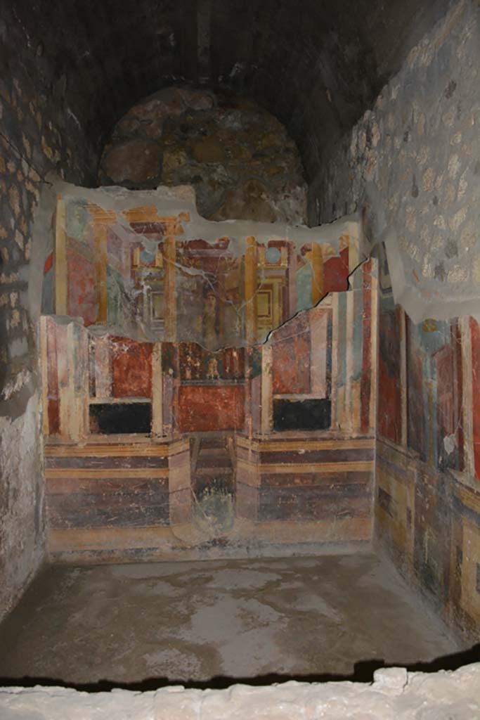 VII.16.22 Pompeii. October 2018. Looking east into cubiculum.
East wall concealing hidden wall with a painting of a woman standing in a doorway.
Foto Annette Haug, ERC Grant 681269 DCOR.
