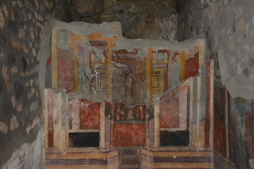 VII.16.22 Pompeii. October 2018. Detail of painted east wall of cubiculum, built in front of and concealing a hidden wall. 
Foto Annette Haug, ERC Grant 681269 DCOR.
