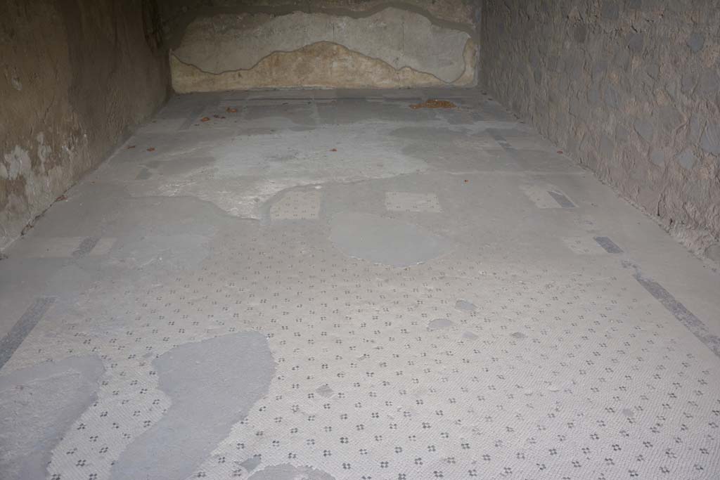 VII.16.22 Pompeii. October 2018. Room 75, looking across flooring towards east wall.
Foto Annette Haug, ERC Grant 681269 DCOR.
