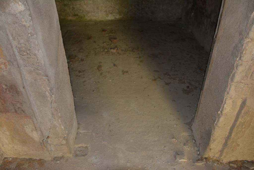 VII.16.17-22 Pompeii. October 2018. Room 24, lower doorway threshold.
Foto Annette Haug, ERC Grant 681269 DCOR.

