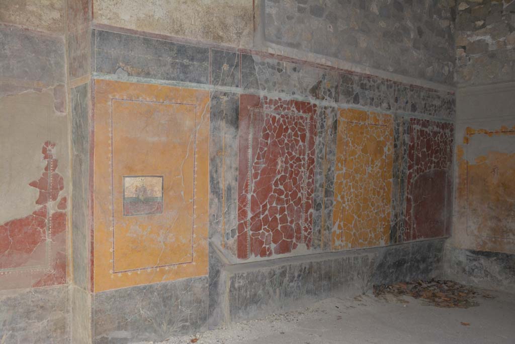 VII.16.17-22 Pompeii. October 2018. Triclinium 25, north wall, with painted panel showing masks of satyrs resting on a shelf.
Foto Annette Haug, ERC Grant 681269 DCOR.
