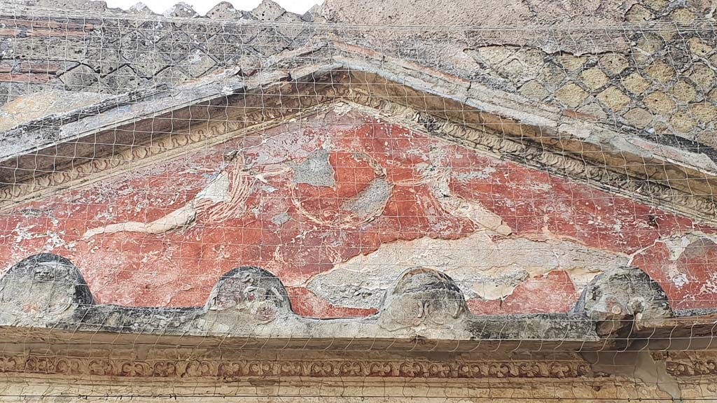 VII.16.a Pompeii. May 2015. Detail of decorative stucco above doorway to room 1.
Photo courtesy of Buzz Ferebee.
