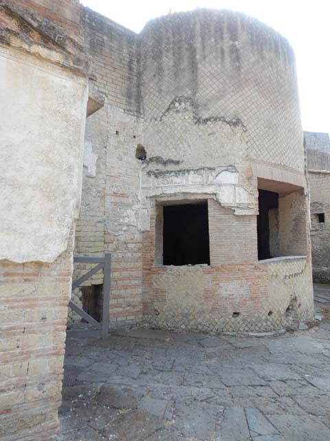 VII.16.a Pompeii. May 2015. Exterior of windows of room 4, on east side of courtyard C.  Photo courtesy of Buzz Ferebee.
