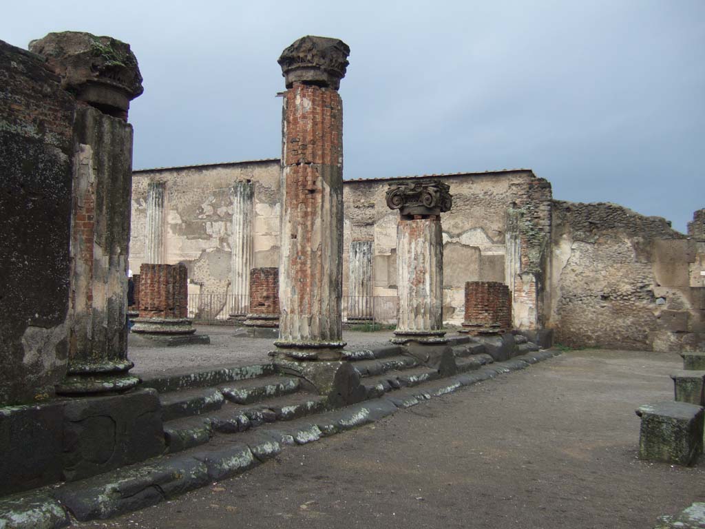 VIII.1.1 Pompeii. March 2014. Looking north along line of columns and steps. 
Foto Annette Haug, ERC Grant 681269 DÉCOR.
