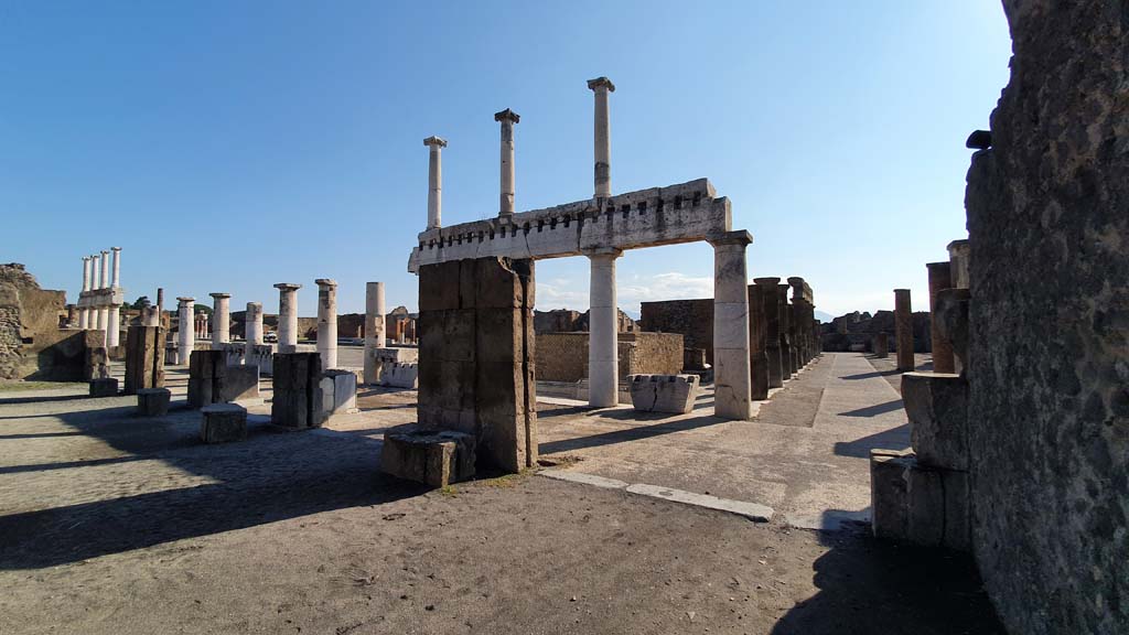 VIII.1.1 Pompeii. July 2021. Looking east from Basilica across south end of Forum.
Foto Annette Haug, ERC Grant 681269 DÉCOR.

