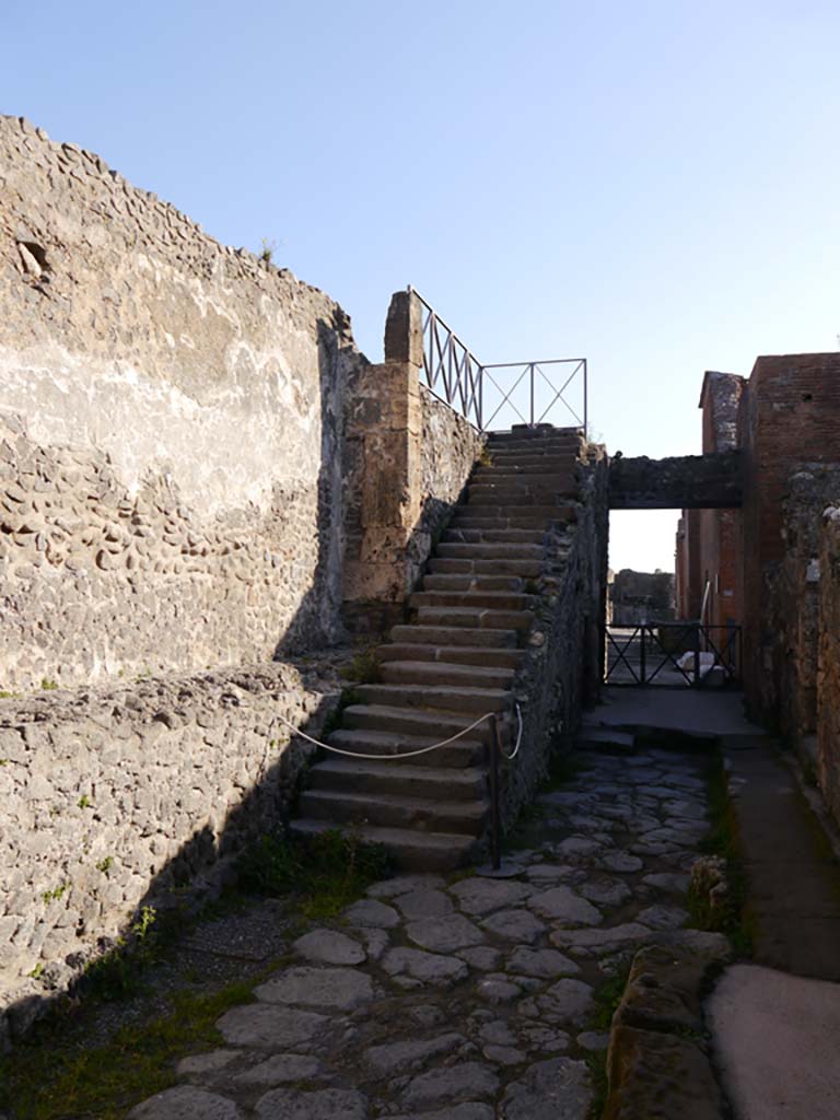 VIII.1.7 Pompeii. March 2019. Stone steps leading to upper gallery, at the east end of Vicolo di Championnet.
Foto Annette Haug, ERC Grant 681269 DÉCOR.

