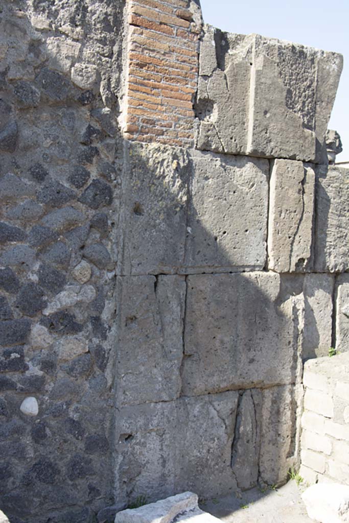 VII.8 Pompeii. South-west corner of forum. March 2019. Detail of wall on south side of Basilica.
Foto Annette Haug, ERC Grant 681269 DÉCOR.
