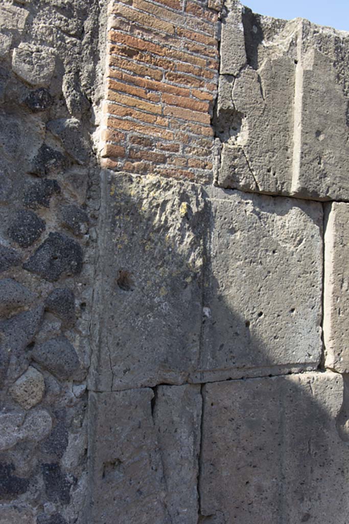 VII.8 Pompeii. South-west corner of forum. March 2019. Detail of block-work.
Foto Annette Haug, ERC Grant 681269 DÉCOR.
