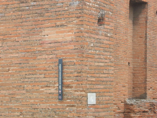 VIII.2.6 Pompeii. May 2005. Edifici Amministrazione Pubblica nameplate to left of entrance.