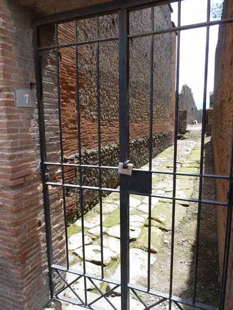 VIII.2.7 Pompeii. May 2010. Entrance doorway to Vicolo del Foro leading to passageway.