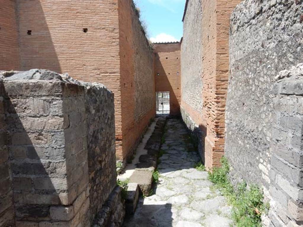 VIII.2.7 Pompeii. May 2018. Looking north along passageway towards VIII.2,7 with small area at rear of VIII.2.6, on right. Photo courtesy of Buzz Ferebee.
