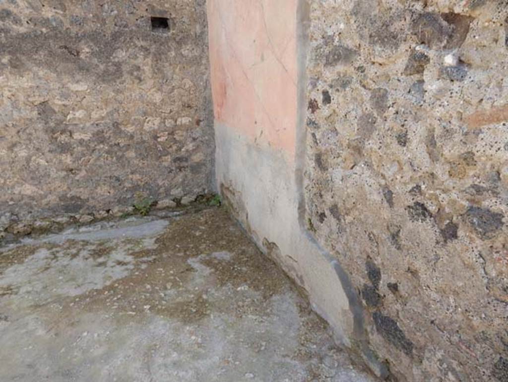 VIII.2.13 Pompeii. May 2018. South-west corner of room in south-east corner of atrium. Photo courtesy of Buzz Ferebee.