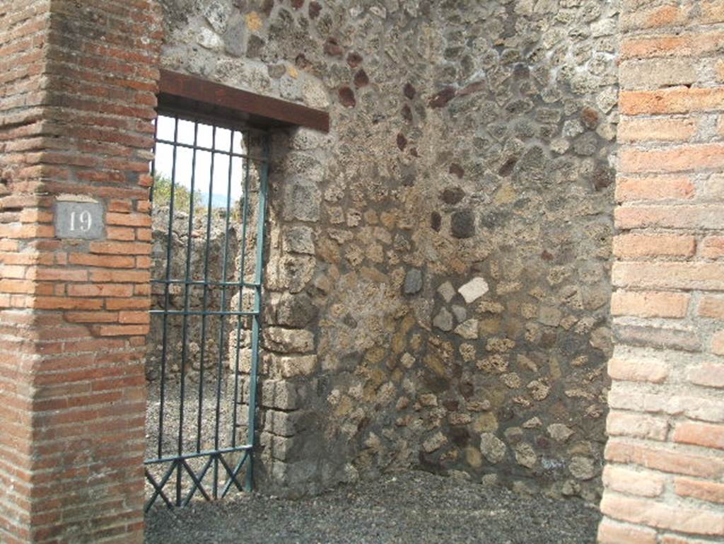VIII.2.19 Pompeii. May 2005. Entrance doorway, and south wall with doorway to VIII.2.20.