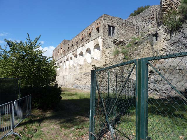 VIII.2.20 Pompeii, on left. September 2015. Rear of Sarno baths, with VIII.2.21, on right.