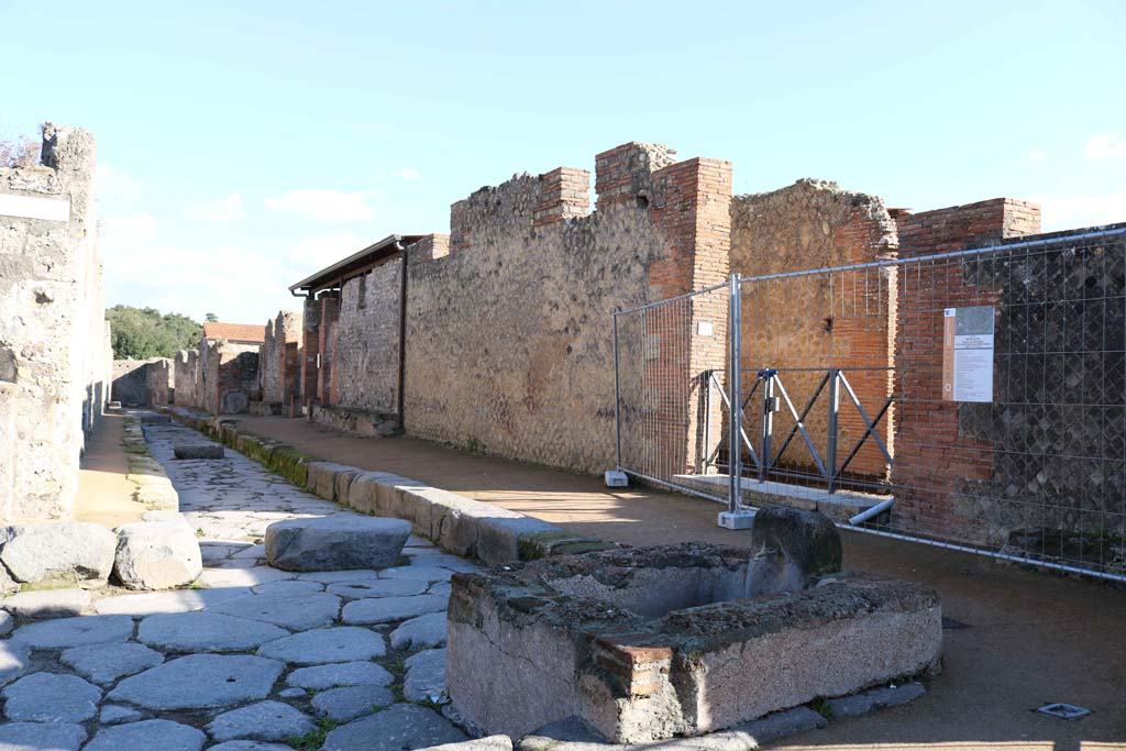 VIII.2.21, Pompeii, on right. December 2018. 
Entrance doorway on Via della Regina, at junction with Via del Scuola. Photo courtesy of Aude Durand.
