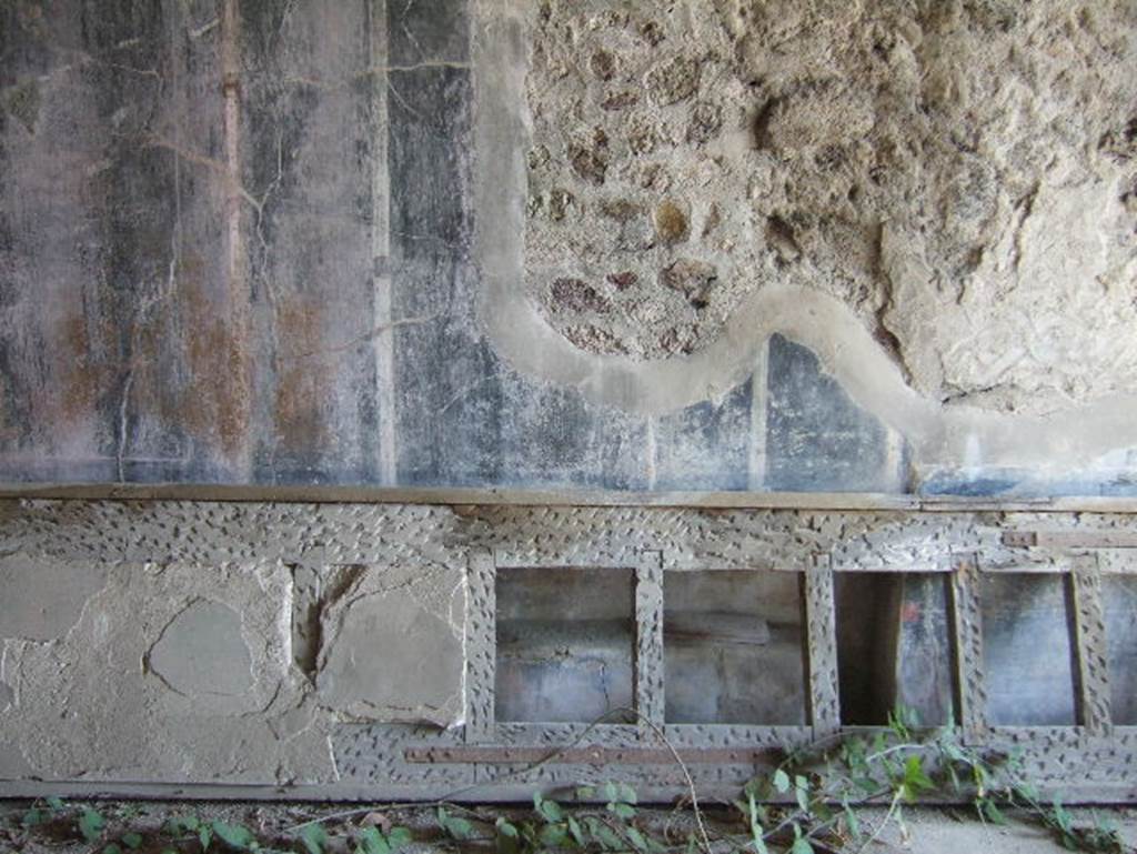 VIII.2.26 Pompeii. September 2005. Room 6, east wall of triclinium with recess for couch, behind plaster-cast lying on floor.
