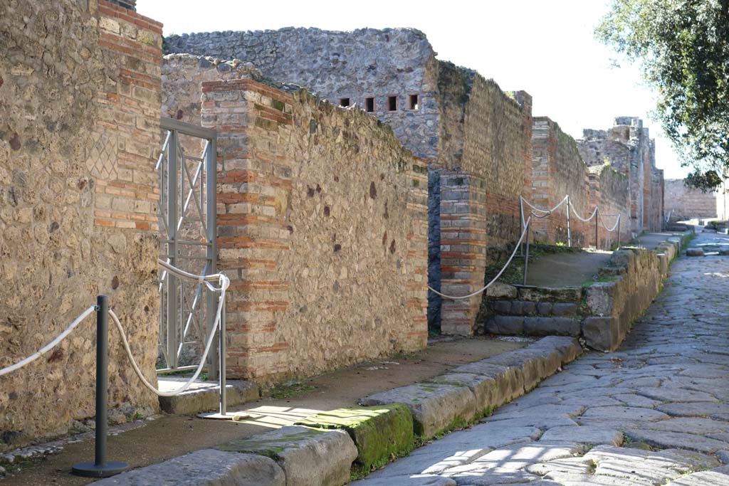 Via della Regina, Pompeii. December 2018. 
Looking west along south side of roadway from VIII.2.39, on left. Photo courtesy of Aude Durand.

