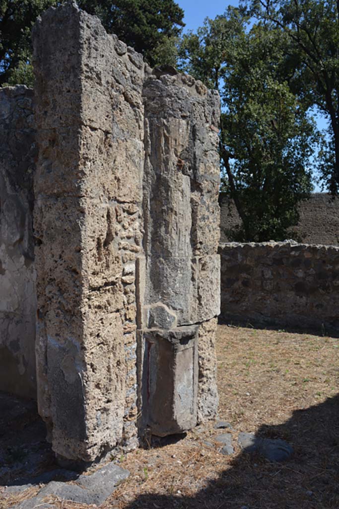 VIII.2.39 Pompeii. September 2019. 
Foto Annette Haug, ERC Grant 681269 DÉCOR
According to PPM –
“The ancient wall in north-east corner of atrium with large blocks of Sarno stone, in which was inserted a quarter of a Corinthian tufa column covered with white stucco on a red square base.
This motif was repeated in the other corners of the atrium and, with similar semi-columns, at the entrances of the alae, which were associated with the I style decoration, making this one of the most majestic atriums of Pompeii.”
See Carratelli, G. P., 1990-2003. Pompei: Pitture e Mosaici. VIII (8).  Roma: Istituto della enciclopedia italiana, (No.4, p.313).
