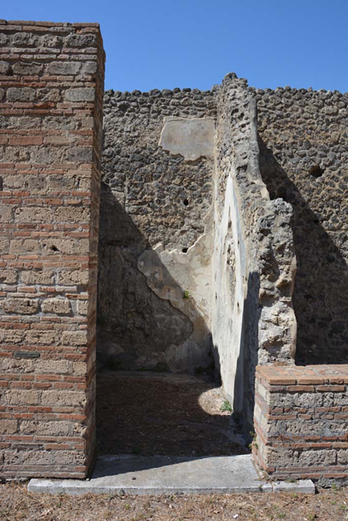 VIII.2.39 Pompeii. September 2019. Doorway to room l (L) on west side of atrium.
Foto Annette Haug, ERC Grant 681269 DÉCOR
