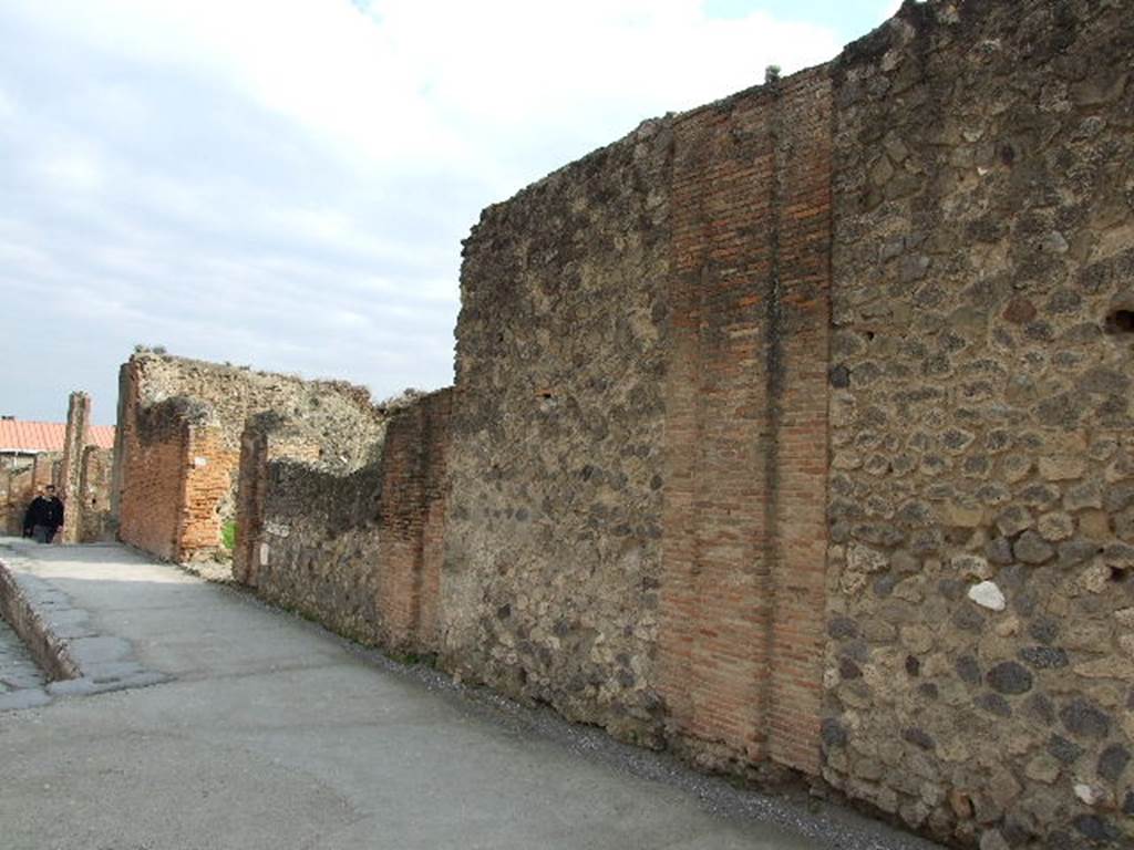 VIII.3.1 Pompeii. December 2006. Entrance doorway on Via dell’Abbondanza.  