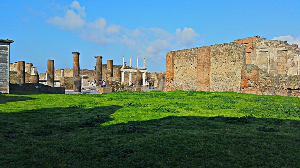 VIII.3.1 Pompeii. March 2014. Looking west towards entrances at VIII.3.32, on left, and VIII.3.33 on east side of the Forum.
Foto Annette Haug, ERC Grant 681269 DÉCOR.

