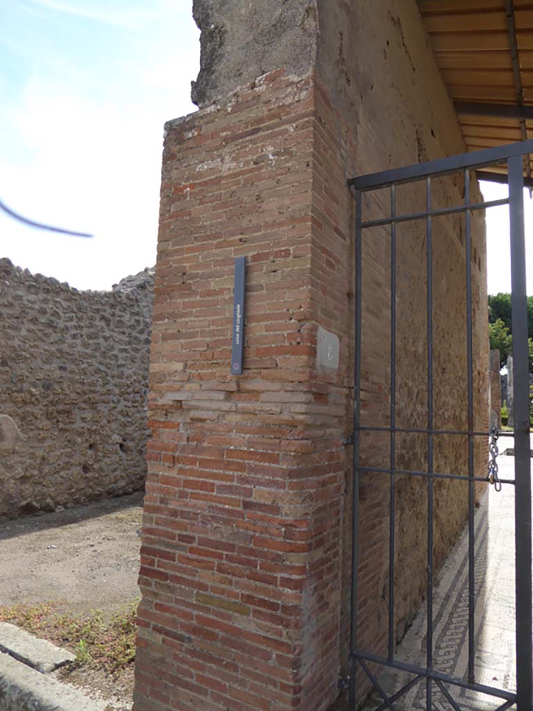 VIII.3.8 Pompeii. September 2015. Pilaster on left (east) side of entrance corridor.
Foto Annette Haug, ERC Grant 681269 DÉCOR.

