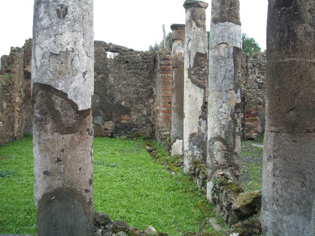 VIII.3.27 Pompeii.  December 2004.  Looking east across garden area with two sided pseudoperistyle.
