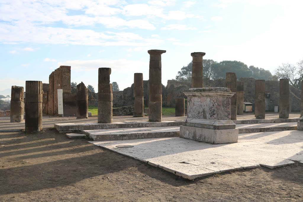 South-east corner of Pompeii Forum. December 2018.
Looking towards VIII.3.33 and VIII.7.32, behind the portico on the east side. Photo courtesy of Aude Durand.
