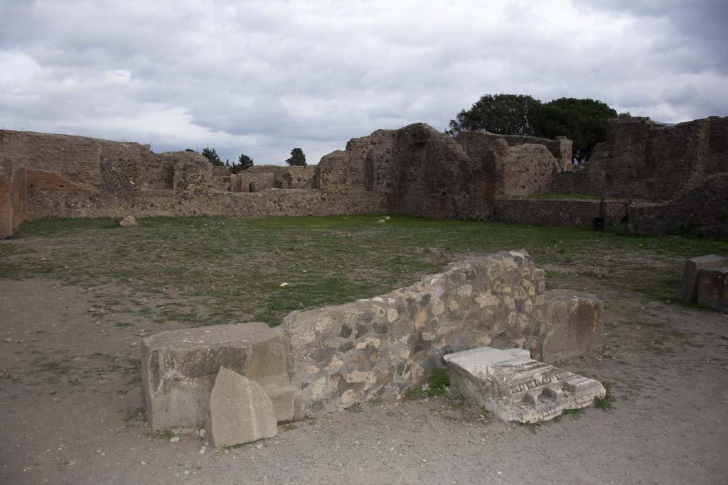 VIII.3.33, on left, Pompeii. October 2017. Looking south-east towards front façade, with VIII.3.32, on right.
Foto Annette Haug, ERC Grant 681269 DÉCOR.

