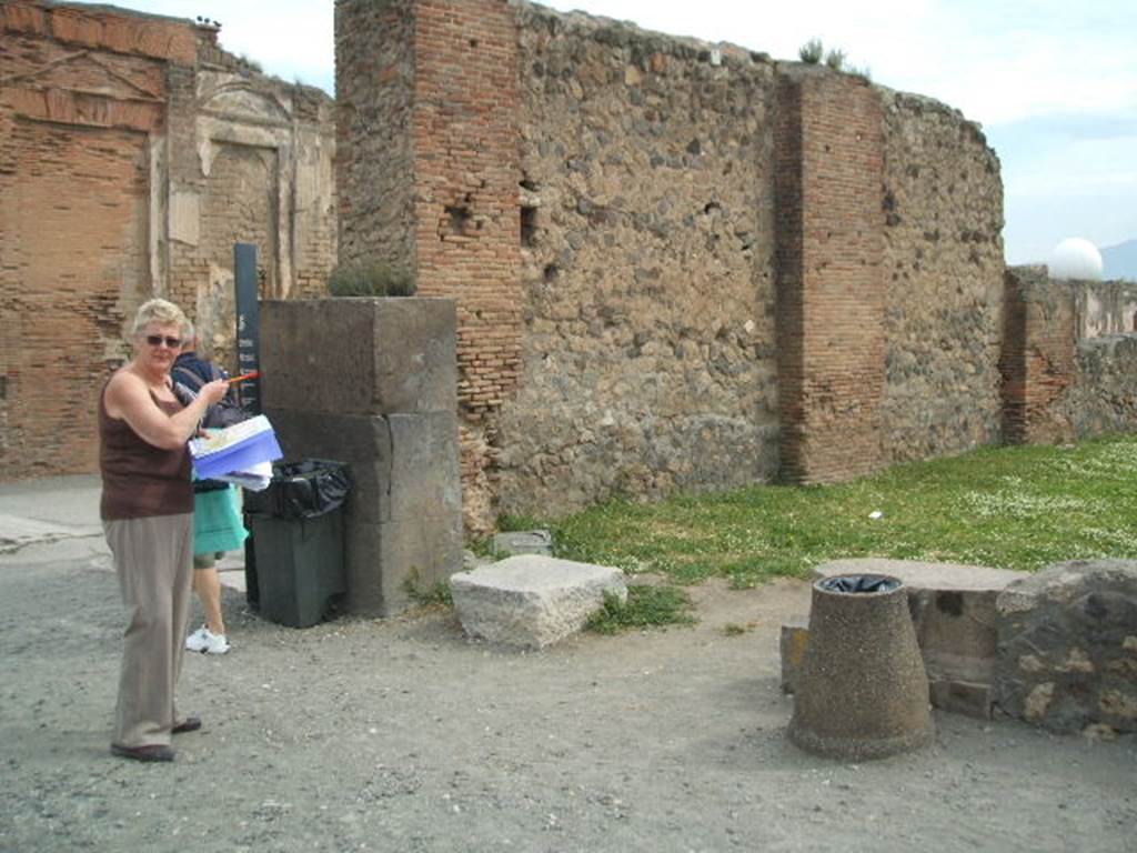 VIII.3.33 Pompeii. May 2005. Entrance on south east corner of Forum.