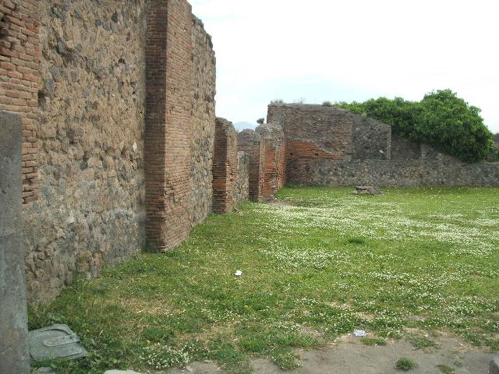 VIII.3.33 Pompeii. May 2005. Looking east from entrance.